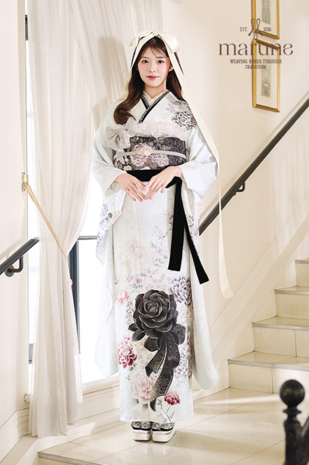 白地に黒と淡いピンクの花を描いた振袖