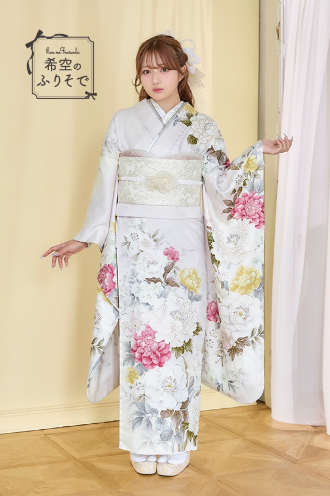 白地にピンクと黄色の花を描いた振袖