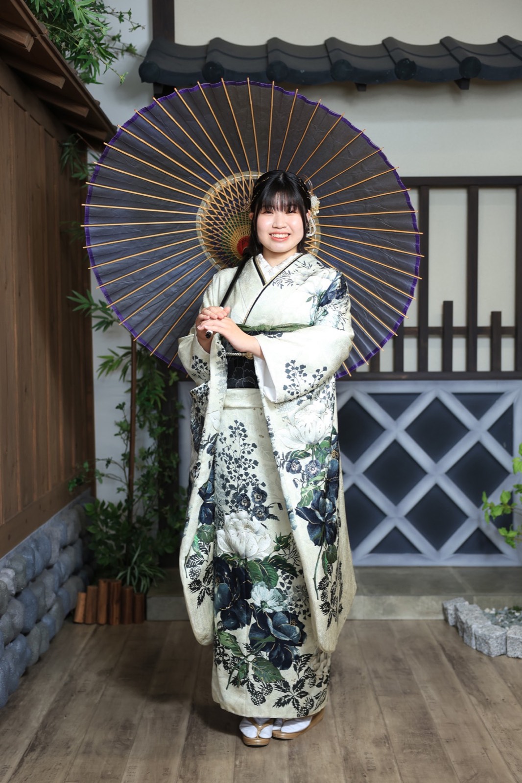 和傘を持った白と紺の振袖姿