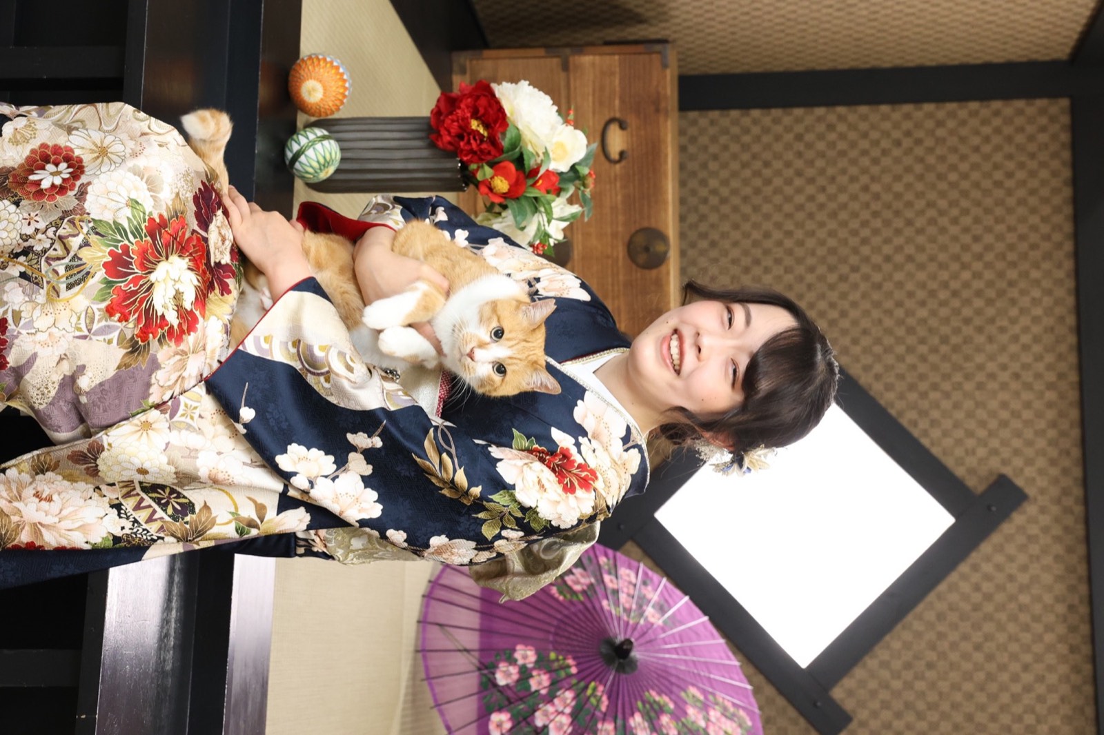 振袖姿で猫と一緒に撮影