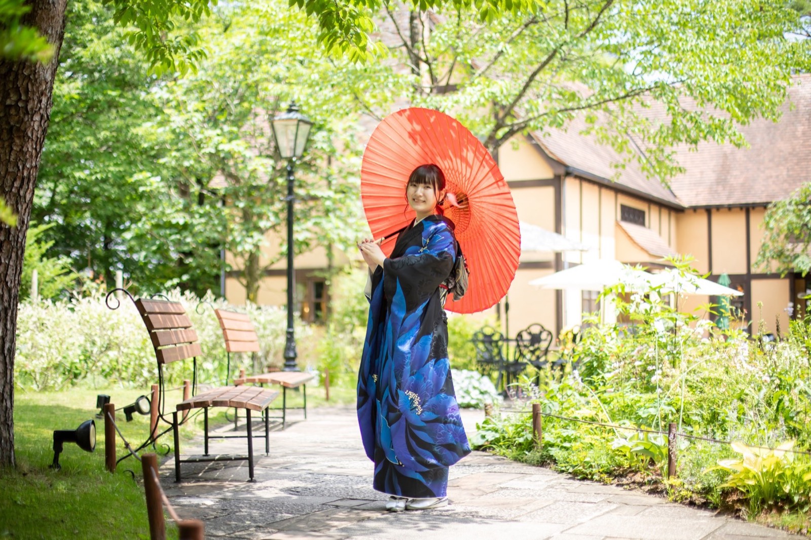 緑あふれる庭園での振袖ロケーション撮影