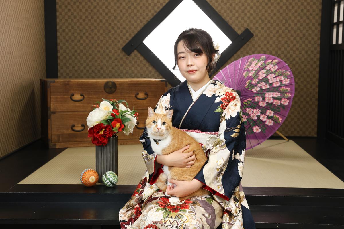 振袖姿で成人式を祝うご家族